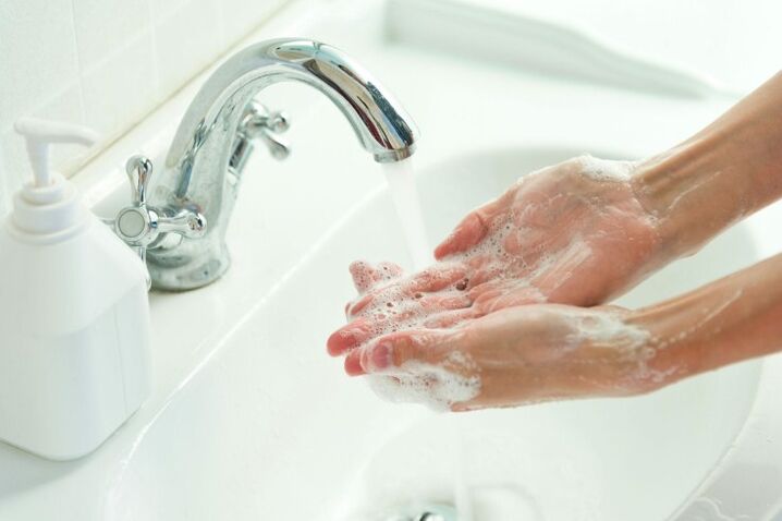 ล้างมือด้วยสบู่เพื่อป้องกันหนอน